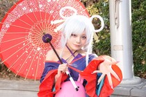 小道具にもこだわる「超かぐや姫！」“月見ヤチヨ”コスプレ「傘があることでポーズの種類が増えました」＜acosta!＞