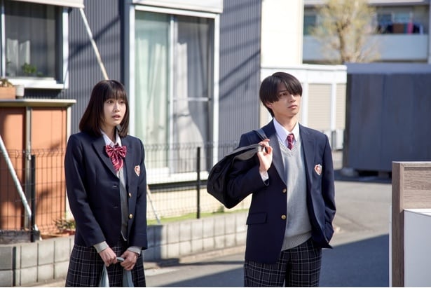 高橋ひかる“皐”と岩瀬洋志“石崎”の新場面写真公開　恋のライバル二人の独特な距離感にフォーカス＜山口くんはワルくない＞