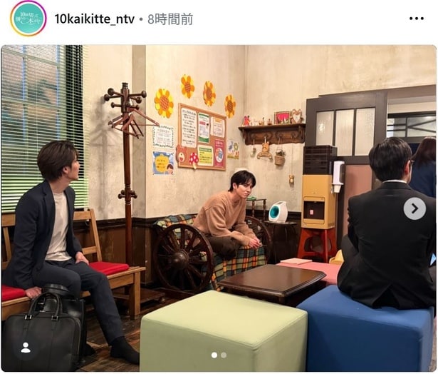 【写真】志尊淳、矢柴俊博＆松岡卓弥と雑談中にカメラに気付く