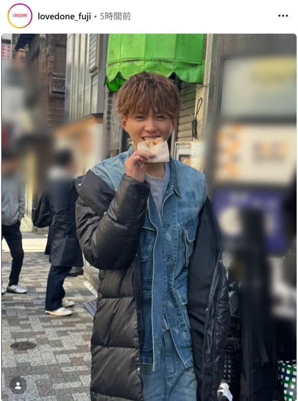 【写真】八木勇征、ドーナツを食べながら照れ笑いを浮かべるオフショット