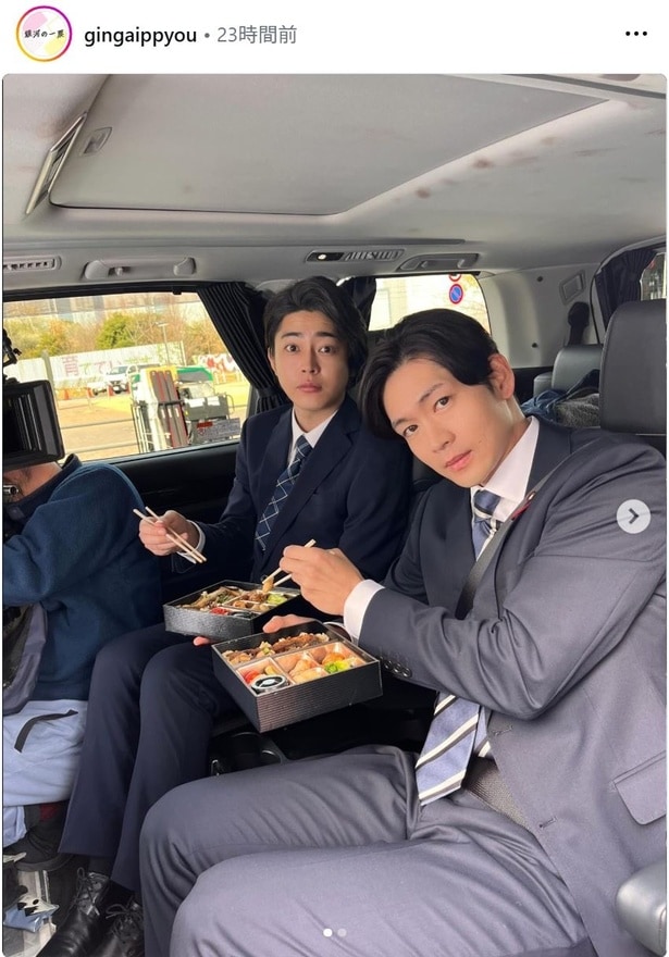 【写真】松下洸平＆倉悠貴、ほほ笑ましい党員と秘書のオフショットに「かわいい」と反響