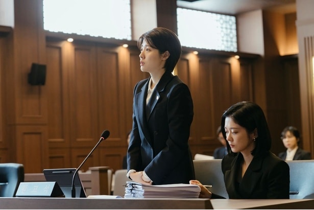 ユリ(ナム・ジヒョン)は、入社初日から離婚訴訟を受け持つことに…