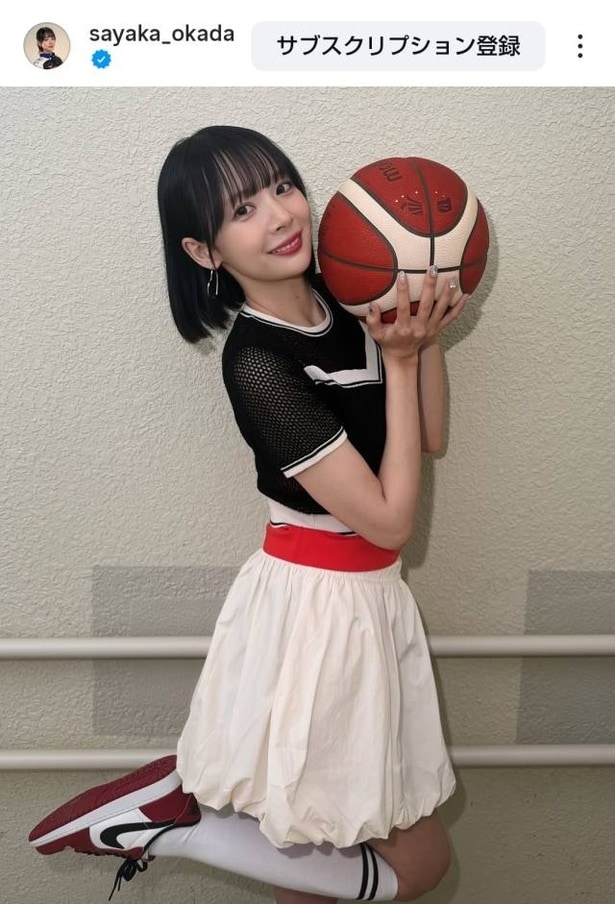 【写真】岡田紗佳、片足を挙げる姿がかわいいミニスカショット