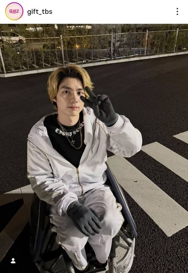 【写真】本田響矢、凛々しい顔のピースショット公開