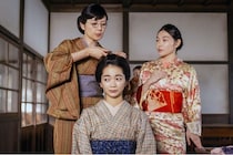 ＜明日の風、薫る＞髪型を洋髪に変えた後にエプロンを作るように言われる生徒たち…生田絵梨花“多江”は教師に不満をぶつける