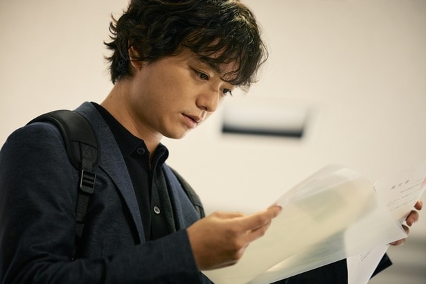 稔(染谷将太)は、被害者の検視結果を見て、ある疑問を持つ