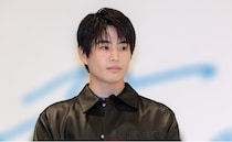 中沢元紀、アンニュイな表情で目線外し…クールなオフショットに「モデルみたい」の声＜時すでにおスシ!?＞