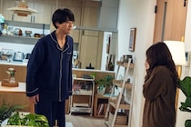 宮澤エマ“アサ”は浅香航大“哲也”からの衝撃の告白を聞き距離を取る…一方、哲也はアサの職場に現れるなど執着を強める＜産まない女はダメですか？＞