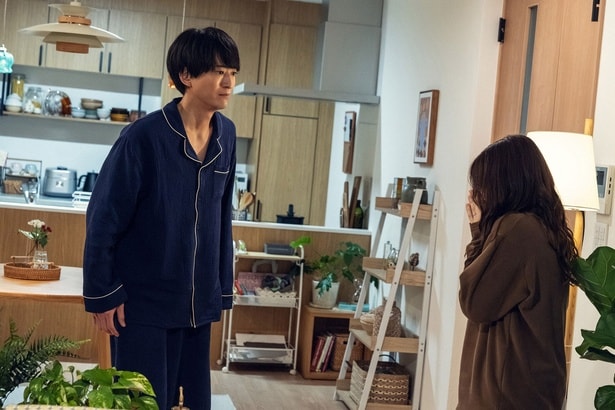 宮澤エマ“アサ”は浅香航大“哲也”からの衝撃の告白を聞き距離を取る…一方、哲也はアサの職場に現れるなど執着を強める＜産まない女はダメですか？＞