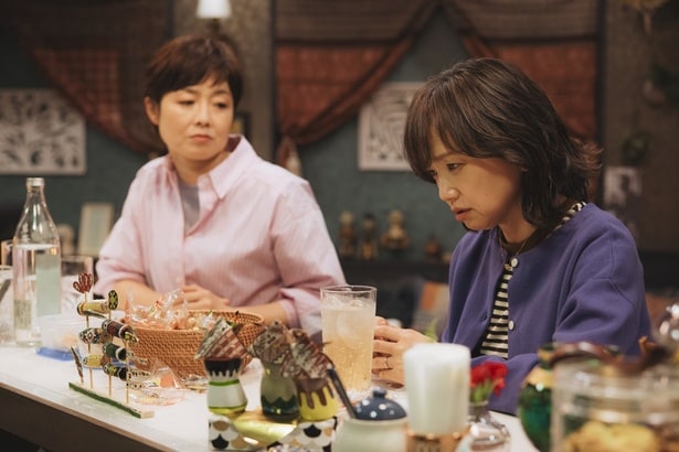 いつものようにスナックでダベるみなと(永作博美)と泉美(有働由美子)