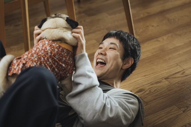元愛犬・ホタテにハードなスキンシップをする大江戸(松山ケンイチ)