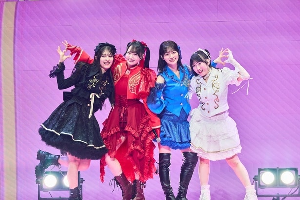 蟹沢萌子、鈴木瞳美、冨田菜々風、櫻井もも(写真左より)
