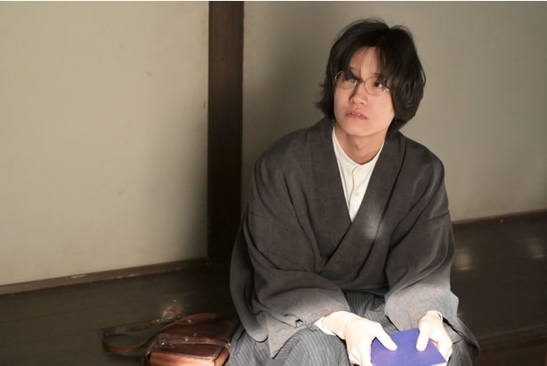 りん(見上愛)と静かに語るシマケン(佐野晶哉)