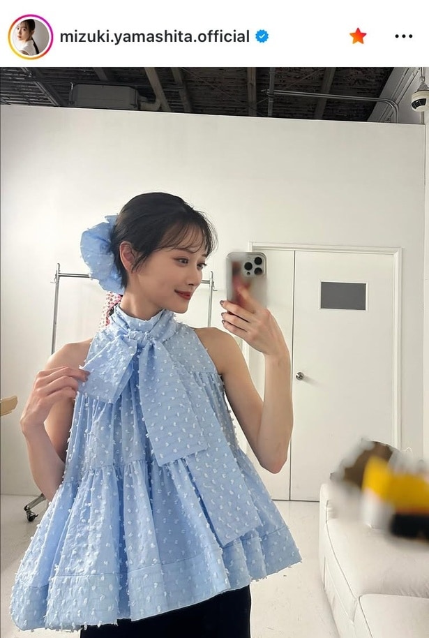 【写真】青い花が満開に咲き誇ったよう…山下美月、“大きなリボン”トップス×“美肩”姿