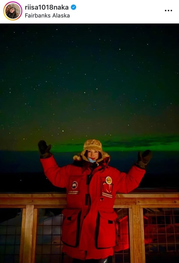 【写真】オーロラが主役を祝福したよう…仲里依紗、両手を挙げて“微笑み”姿
