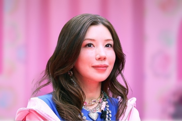 オーロラが主役を祝福したよう…仲里依紗、両手を挙げて“微笑み”姿に「マジ綺麗」「かわい過ぎ」の声