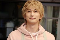 雄大な海を背景に…町田啓太&比嘉愛未&山岸想、家族演じる3人の笑顔のオフショット公開＜タツキ先生は甘すぎる！＞