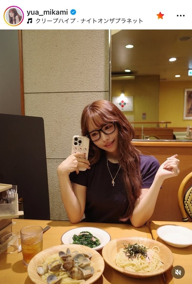 【写真】三上悠亜、“黒縁メガネ”と笑顔が最強に組み合わさった“サイゼ”での自撮り姿