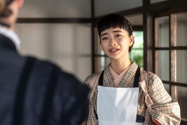 りん(見上愛)はバーンズ先生(エマ・ハワード)に「看護とは何なのか」と問う