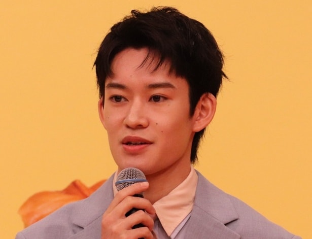 山時聡真、カメラ目線ばっちりのキメキメオフショットに「ちょーかっこいい」「凛々しくて素敵」の声＜時すでにおスシ!?＞
