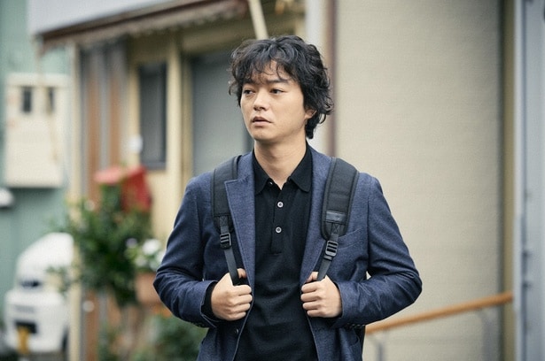 一人でふみ(仙道敦子)に会いに行く稔(染谷将太)