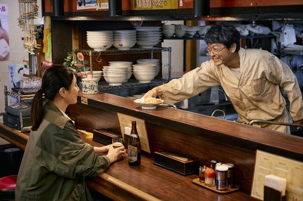 「もっちゃん」を訪ねた晴子(井川遥)と、笑顔でチャーハンを振る舞う茂木(山中崇)
