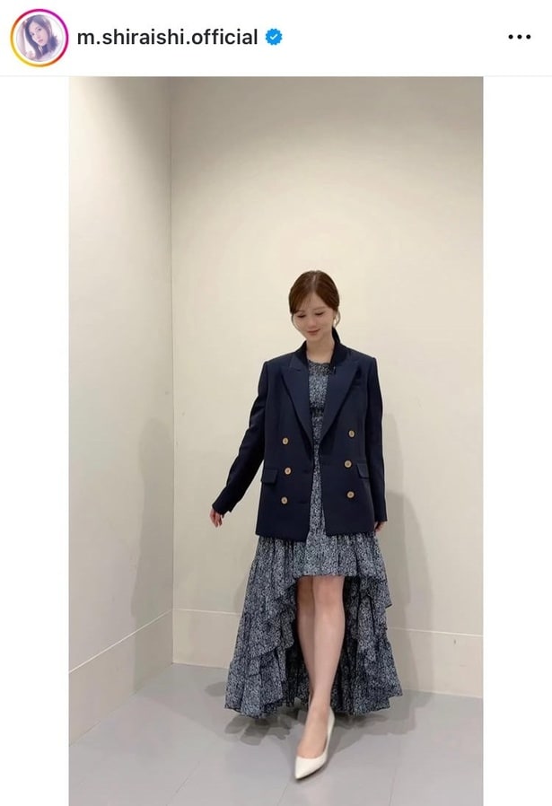 【写真】白石麻衣、脚線美際立つ“フローラルドレス”姿