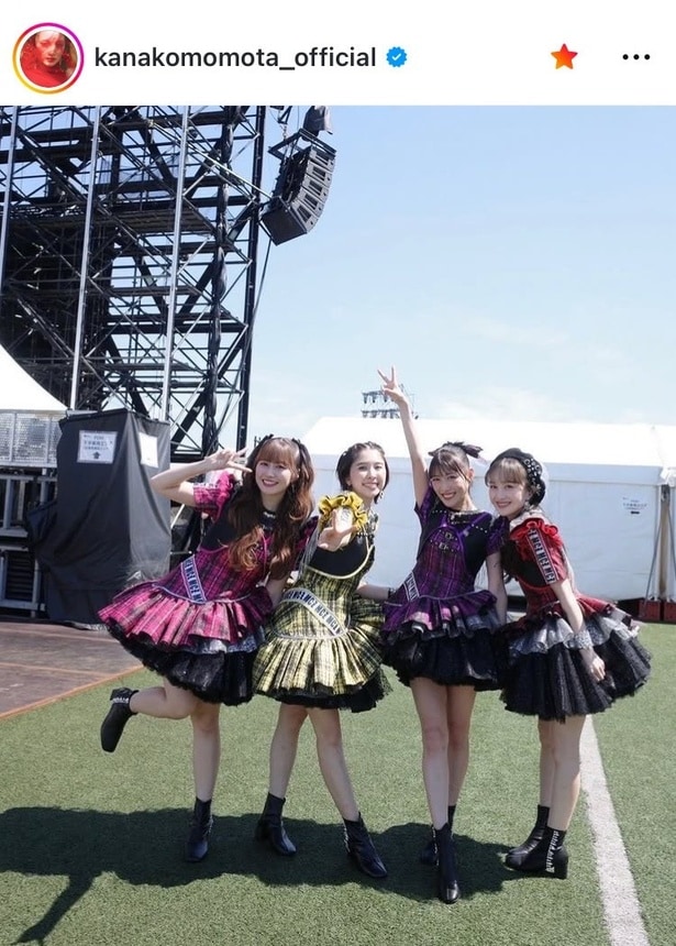 【写真】青空にアイドルの輝きが炸裂…ももクロ・百田夏菜子、4人全員“笑顔”姿