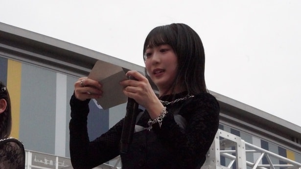 この日の動員数を読み上げるAOI(WHITE SCORPION 8thデジタルシングル「7秒のレジスタンス」リリースイベントより)