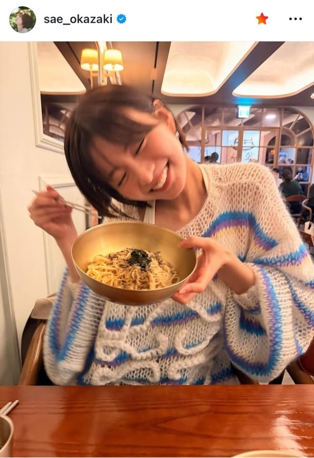 【写真】麺料理が幸せを引き出した…岡崎紗絵、白い歯を見せ“笑顔”姿の韓国旅カット