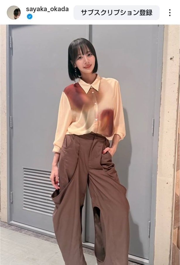 【写真】岡田紗佳、茶色のシャツ&スラックスパンツの春コーデ