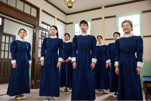 りん(見上愛)ら一期生たちはナース服を身にまとい、現場実習へと向かう