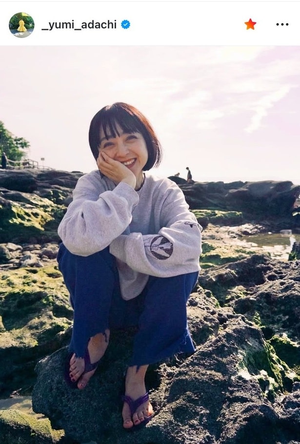 【写真】海と空をも虜にする笑顔の破壊力…安達祐実、“ぱっつんボブ”姿