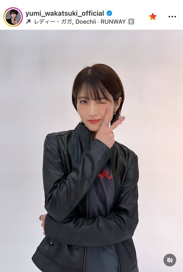 【写真】若月佑美、美顔の“ウィンク”でピースサイン姿