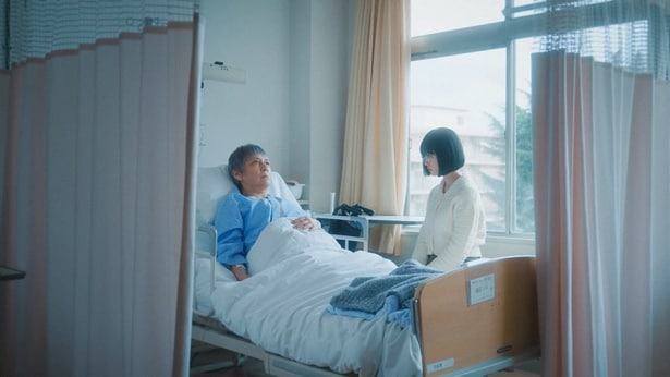 るな(原菜乃華)はおばば(根岸季衣)のお見舞いに訪れる