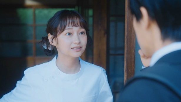 るな(原菜乃華)の鍼灸院で働く塔子(影山優佳)
