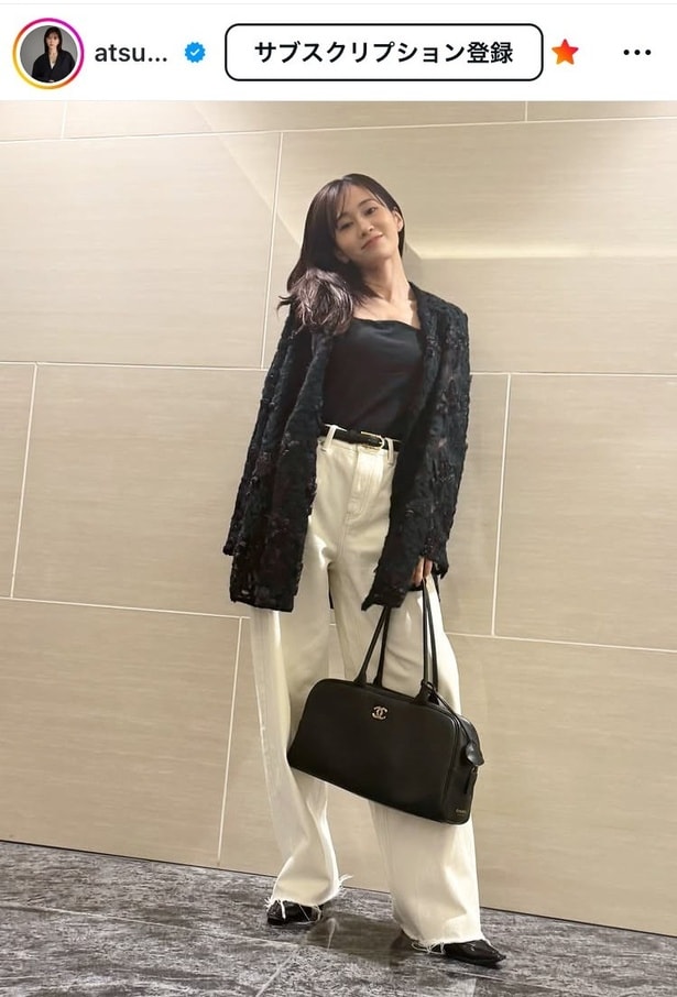 【写真】モノトーンが引き立てる“やわらかな笑顔”の美…前田敦子、“私服”姿