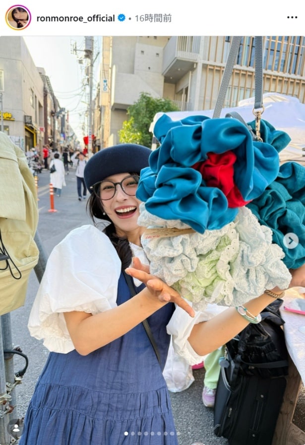 【写真】ロン・モンロウ、カラフルなハンドメイドバッグを手に嬉しそうな笑顔