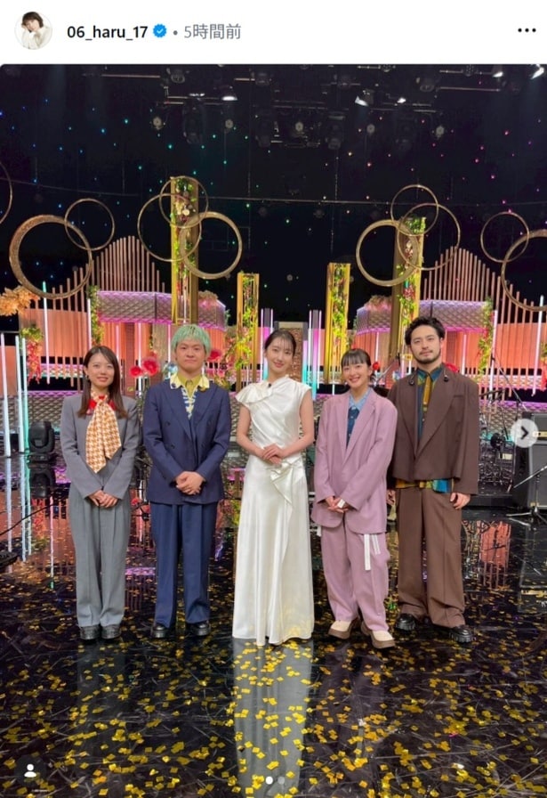 【写真】波瑠、主演ドラマ主題歌担当・緑黄色社会と並んだ笑顔のショット