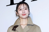 波瑠、主演ドラマ主題歌担当・緑黄色社会と並んだ笑顔のショットを公開　「共演本当にうれしい」の声