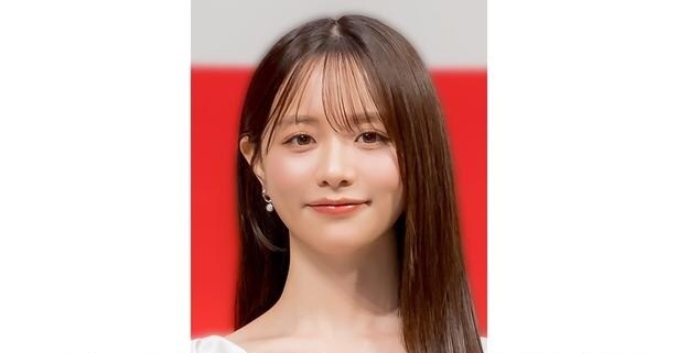 森香澄、夜の公園で笑顔のダブルピースショットに「居酒屋の店員さん役、意外と似合う」の声<GIFT>
