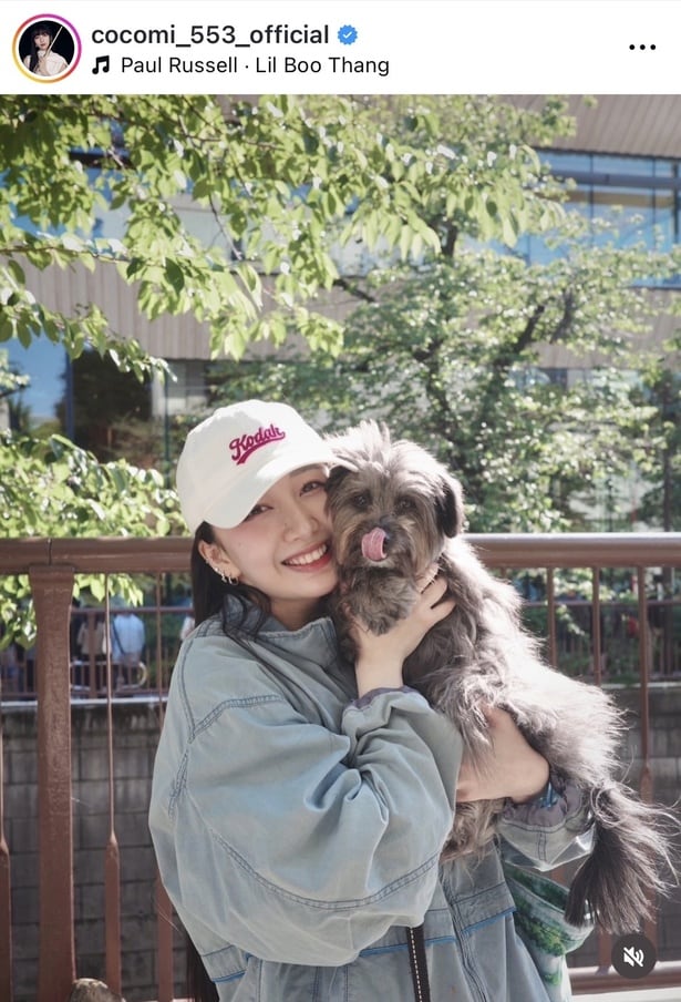 【写真】Cocomi、愛犬と頬を寄せて自然な笑顔