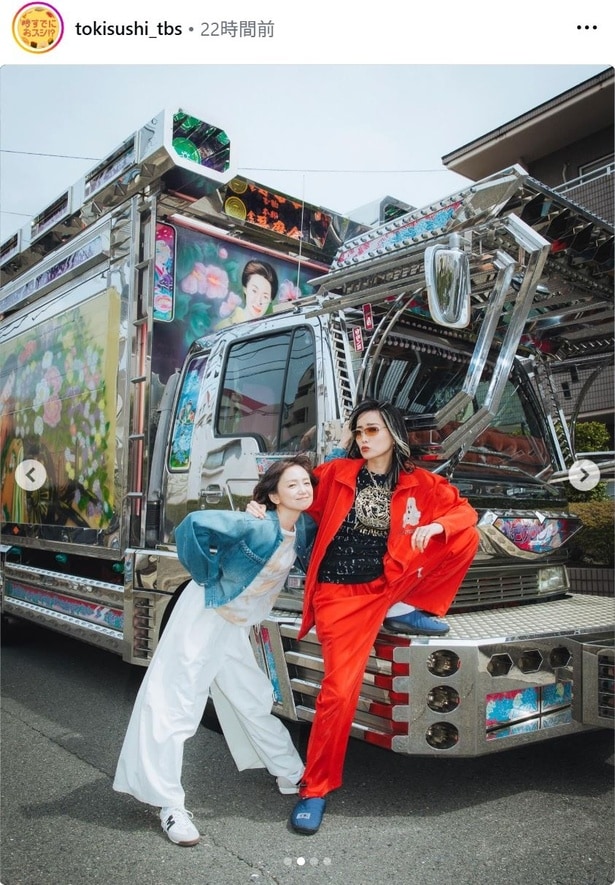 【写真】永作博美＆佐藤江梨子、デコトラ前で肩組みツーショット