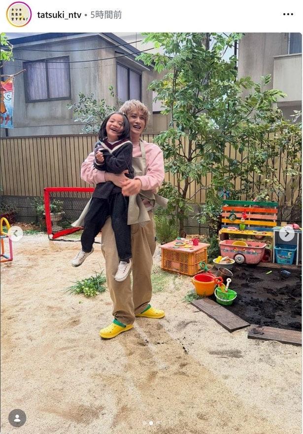 【写真】町田啓太、子役と鬼ごっこで思わず笑顔になるオフショット