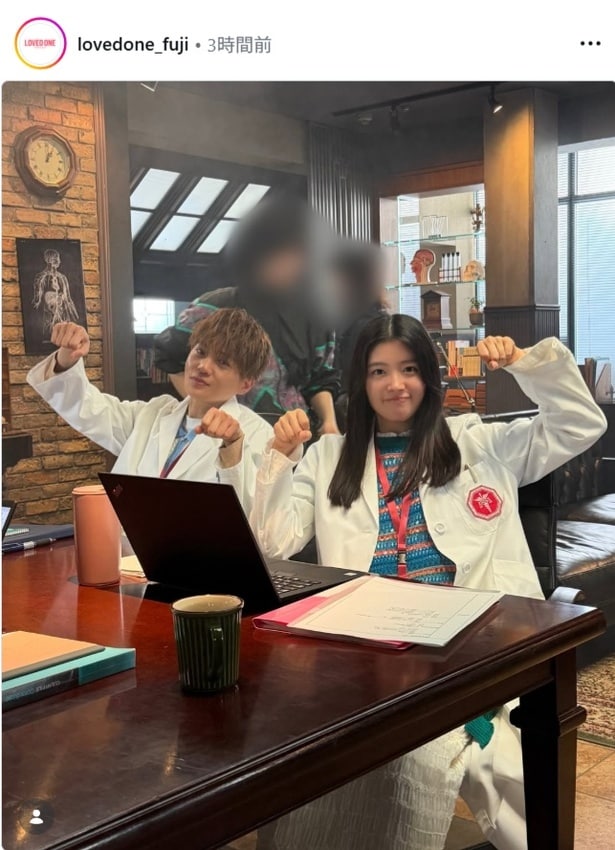 【写真】八木勇征＆川床明日香、並んで座って“ラブドワンポーズ”