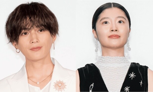 八木勇征＆川床明日香、並んで座って“ラブドワンポーズ”…「かわいすぎてやば！」の声＜LOVED ONE＞