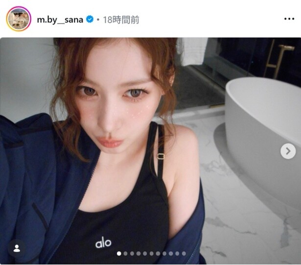 【写真】TWICE・サナ、肩をのぞかせた抜け感のあるスタイリング