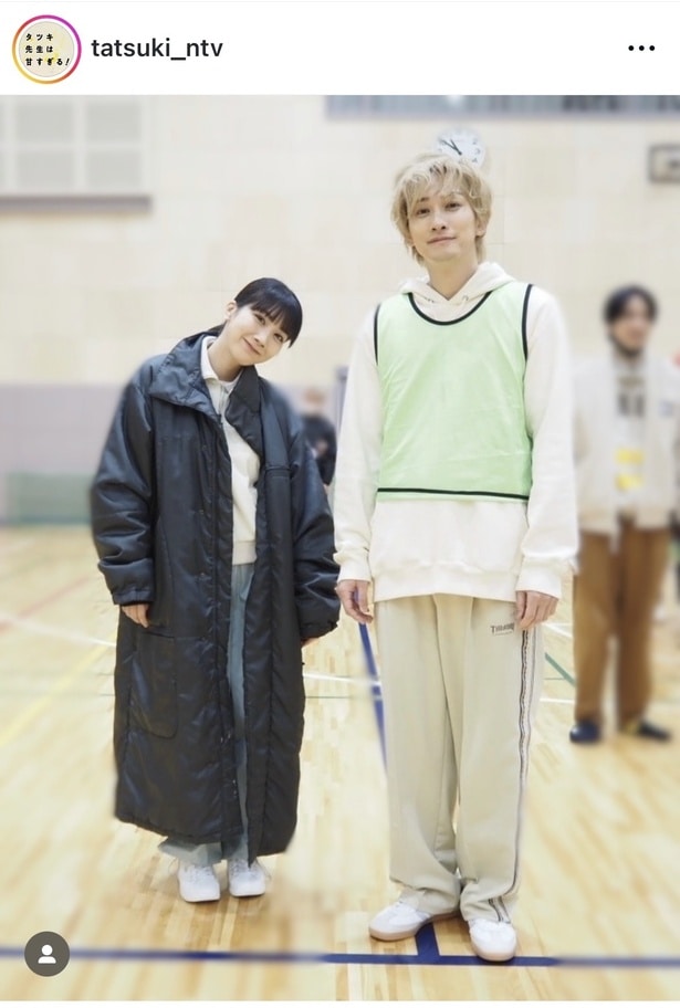 【写真】町田啓太、松本穂香と直立にっこりオフショット