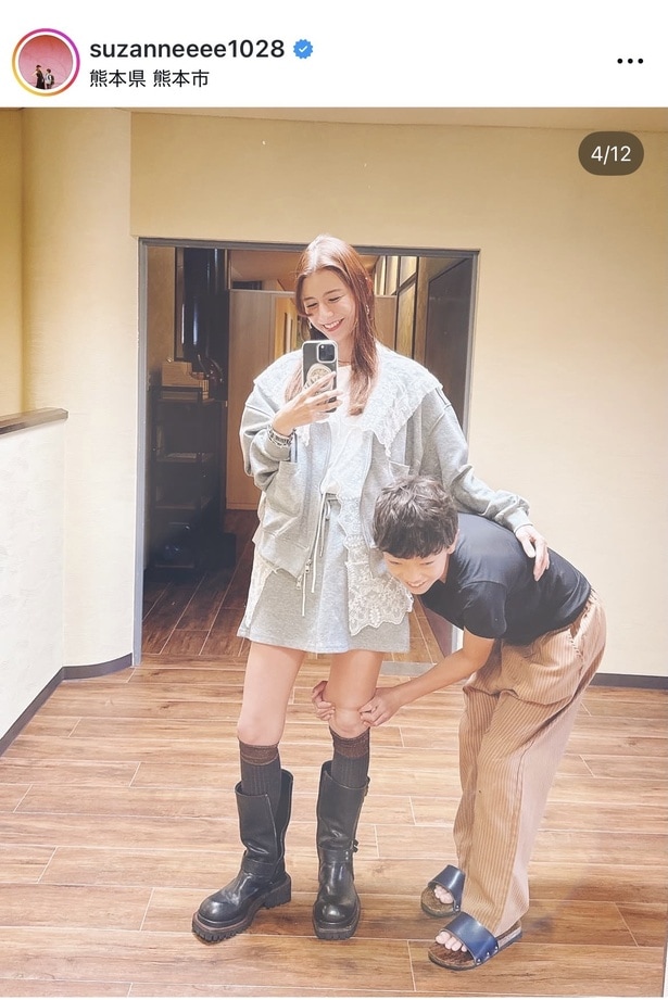 【写真】スザンヌ、ミニスカ姿で息子とツーショット