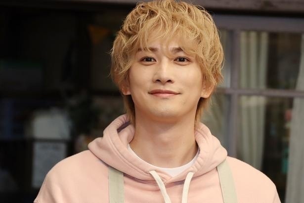 町田啓太、撮影裏でも子どもたちと“ガチ遊び”…ギターを教える姿に「ほっこり」<タツキ先生は甘すぎる!>